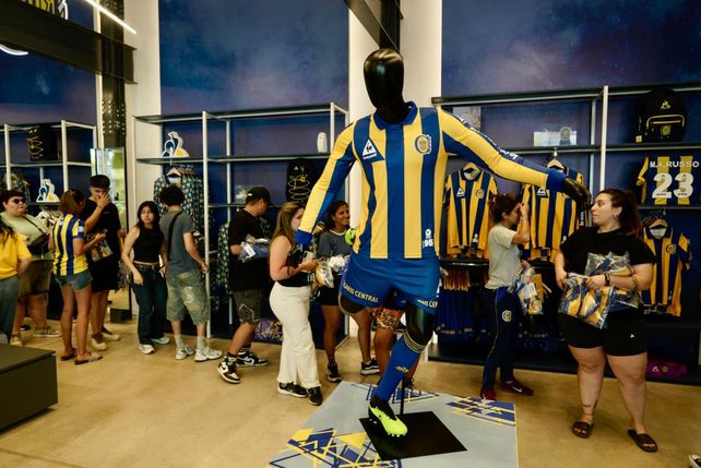 Fiebre canalla para comprar la camiseta que rememora la obtención de la Copa Conmebol