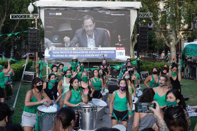 Pañuelazo verde en la plaza San Martín: multitudinaria vigilia en apoyo al aborto legal