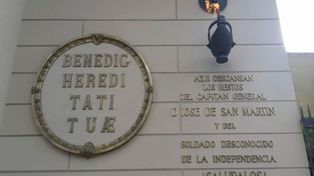 En el mausoleo de San Martín reposan las cenizas del Soldado Desconocido de la Independencia.