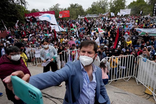 Boric y Kast se corren al centro en el tramo final de la campaña en Chile