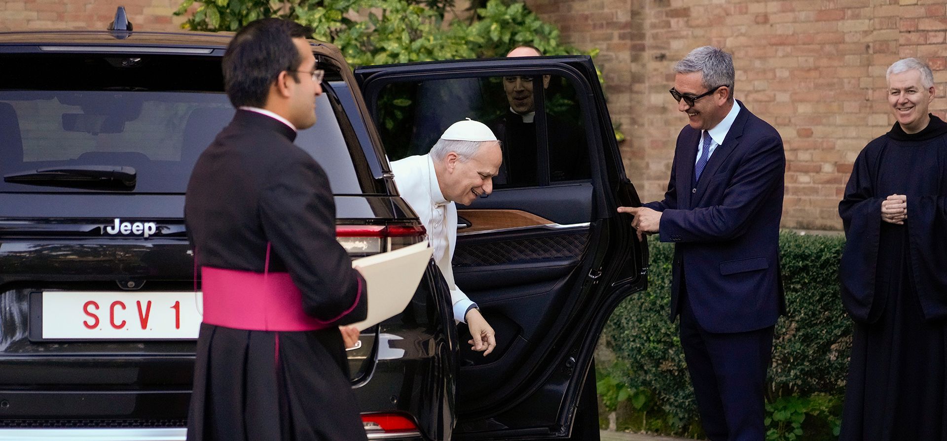 El jefe de la policía y las fuerzas de seguridad del Vaticano, Gianluca Gauzzi Broccoletti (derecha), ayuda al Papa León XIV a salir de su coche a su llegada a la iglesia de San Anselmo para una procesión penitencial que marca el inicio de la Cuaresma católica, con destino a la Basílica de Santa Sabina en Roma, el miércoles 18 de febrero de 2026, donde presidirá la misa del Miércoles de Ceniza. (Foto AP/Gregorio Borgia) El jefe de la policía y las fuerzas de seguridad del Vaticano, Gianluca Gauzzi Broccoletti (derecha), ayuda al Papa León XIV a salir de su coche a su llegada a la iglesia de San Anselmo para una procesión penitencial que marca el inicio de la Cuaresma católica, con destino a la Basílica de Santa Sabina en Roma, el miércoles 18 de febrero de 2026, donde presidirá la misa del Miércoles de Ceniza. (Foto AP/Gregorio Borgia)