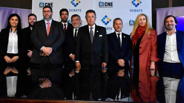 Autoridades de la CNE junto a los apoderados de los dos frentes en pugna electoral.