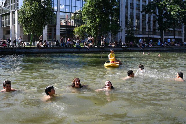 El canal Saint Martin en París se llenó de bañistas.
