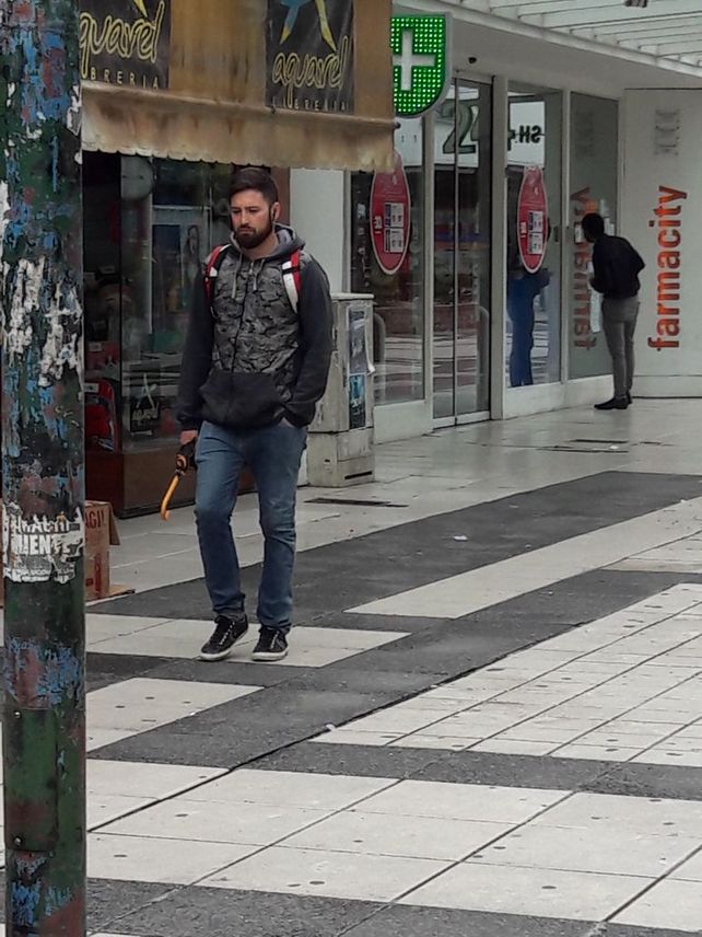 La temperatura bajó repentinamente y la gente debió abrigarse