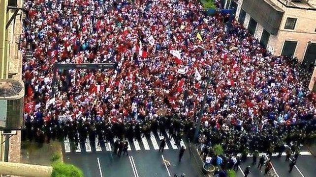 Violentas manifestaciones en Perú con muertos y destrozos