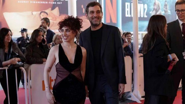 Zoe Hochbaum y Nicolás Gil Lavedra en la alfombra roja del Festival de San Sebastián.&nbsp;