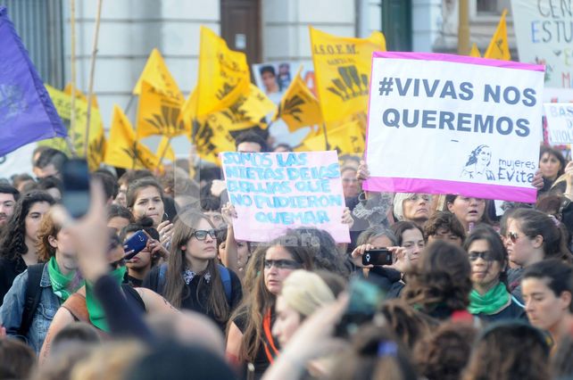 En un miércoles negro, cientos de mujeres pararon y marcharon contra los femicidios
