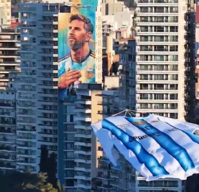 Una camiseta gigante de Messi sobrevoló el cielo de Rosario