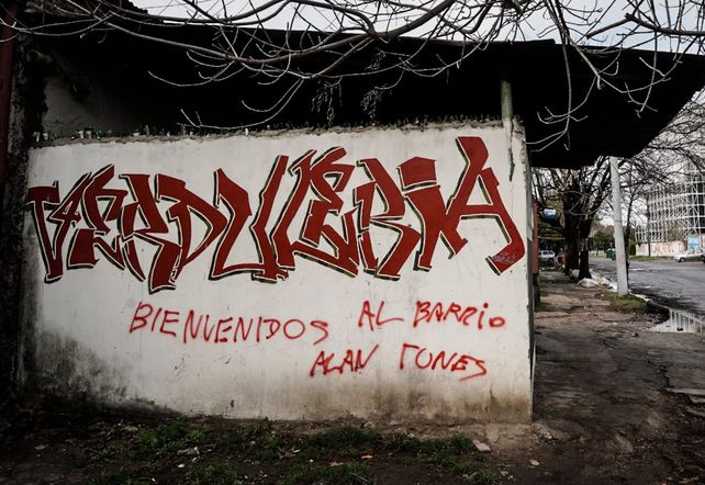 Bienvenidos al barrio de Alan Funes, una pintada que invadió las calles de Tablada y Las Heras
