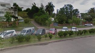 La zona donde estaban estacionados los vehículos a los que violentaron para robar llaves de domicilios. Fue a partir de las 20 de este viernes.&nbsp;