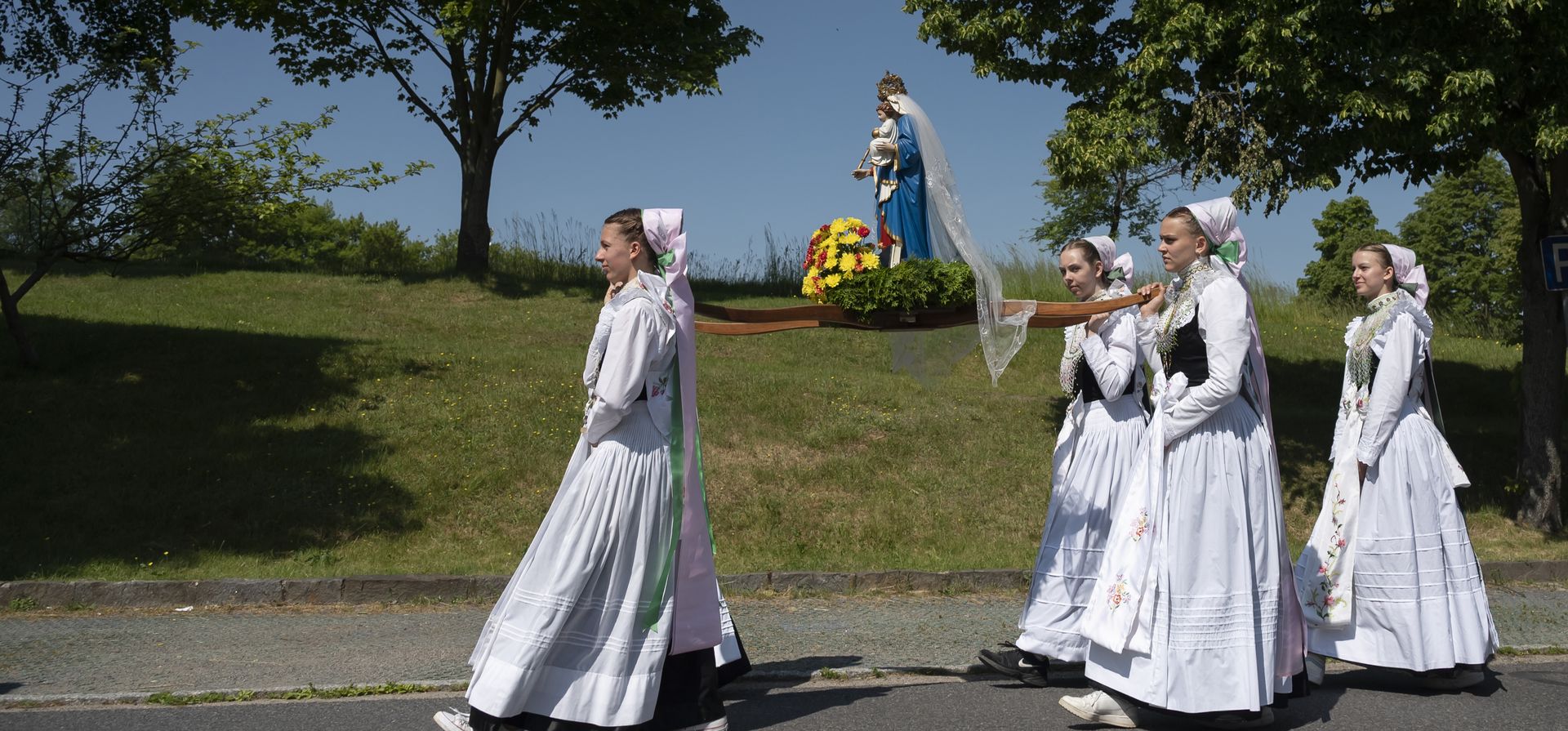 Mujeres en trajes tradicionales como "drushkas" sorabo llevan la estatua de la Virgen María de su parroquia durante la peregrinación de Pentecostés de las parroquias católicas sorabas al servicio de Pentecostés en el césped de la iglesia de peregrinación de Rosenthal, Alemania, el lunes 29 de mayo. de 2023. (Matthias Rietschel/dpa vía AP) Mujeres en trajes tradicionales como "drushkas" sorabo llevan la estatua de la Virgen María de su parroquia durante la peregrinación de Pentecostés de las parroquias católicas sorabas al servicio de Pentecostés en el césped de la iglesia de peregrinación de Rosenthal, Alemania, el lunes 29 de mayo. de 2023. (Matthias Rietschel/dpa vía AP)