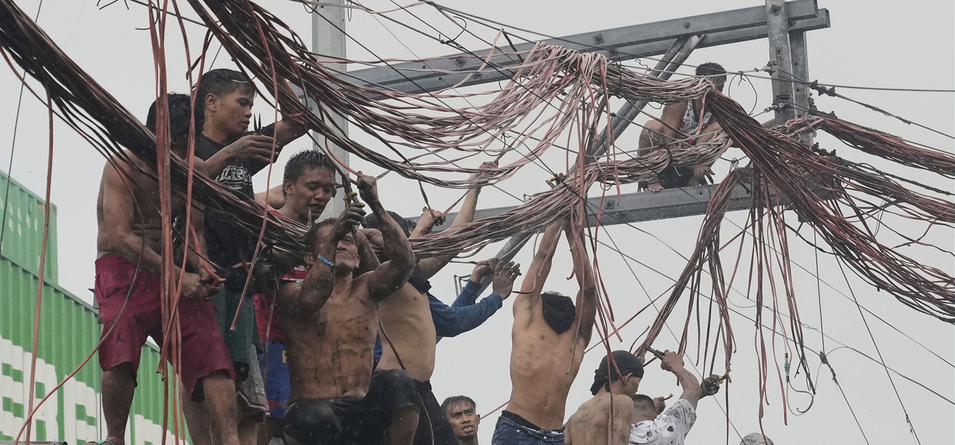 Residentes recuperan cables eléctricos que luego venderán tras un incendio que azotó una comunidad pobre en Manila, Filipinas, el miércoles 6 de agosto de 2025. (Foto AP/Aaron Favila) Residentes recuperan cables eléctricos que luego venderán tras un incendio que azotó una comunidad pobre en Manila, Filipinas, el miércoles 6 de agosto de 2025. (Foto AP/Aaron Favila)