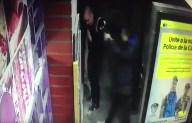 El momento en el que el bombero es abordado por los delincuentes.
