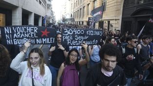 Una multitud marchó contra los váucheres en educación que plantea Milei