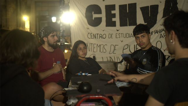 Una noche de toma en Humanidades: charlas, mate, bolsas de dormir y juegos de cartas