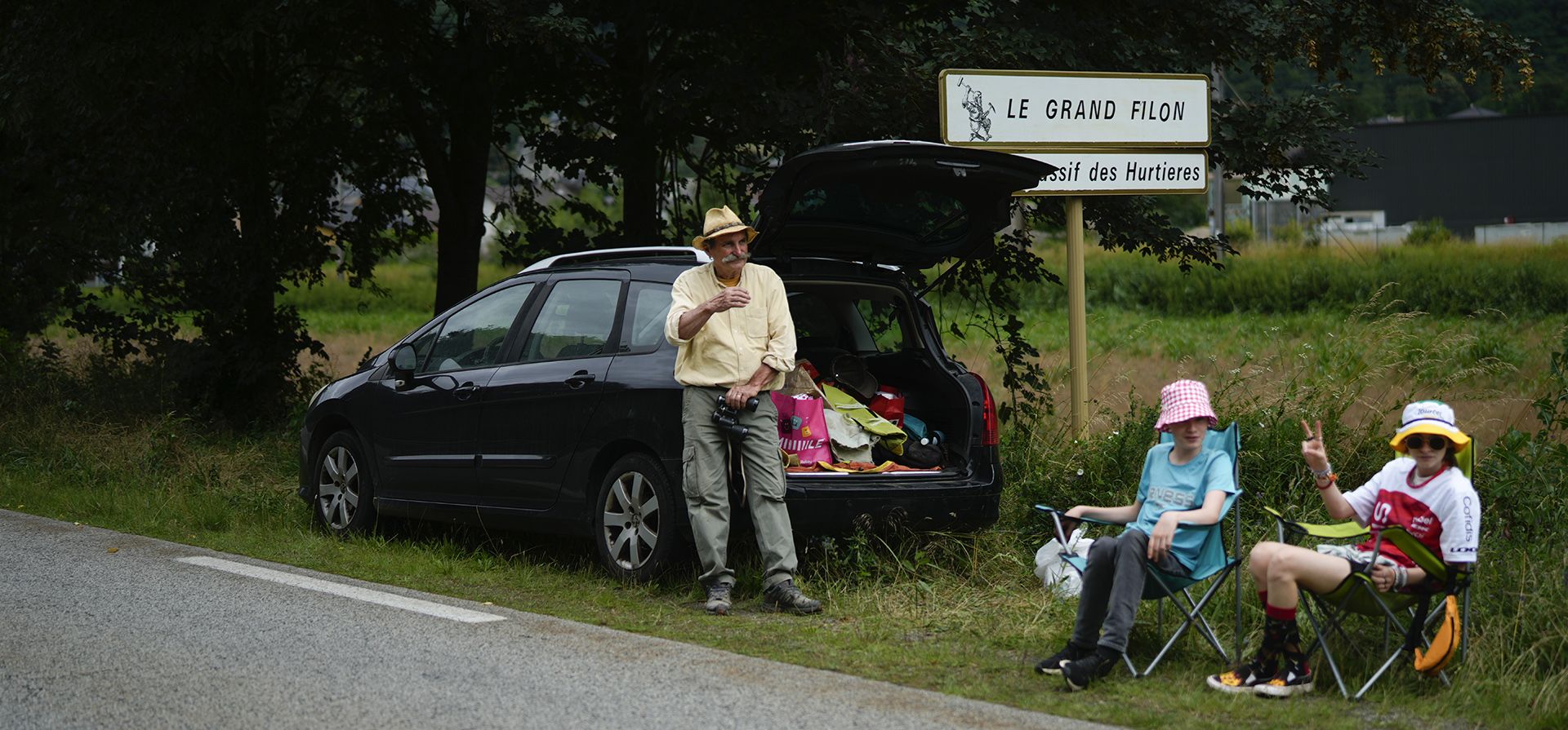 Espectadores esperan a que pase el grupo durante la quinta etapa de la carrera ciclista del Tour de Francia de 177,4 kilómetros con inicio en Saint-Jean-de-Maurienne y final en Saint-Vulbas, Francia, el miércoles 3 de julio de 2024. (Foto AP/Jerome Delay) Espectadores esperan a que pase el grupo durante la quinta etapa de la carrera ciclista del Tour de Francia de 177,4 kilómetros con inicio en Saint-Jean-de-Maurienne y final en Saint-Vulbas, Francia, el miércoles 3 de julio de 2024. (Foto AP/Jerome Delay)