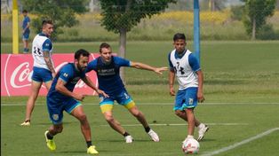 Luques defiende, mientras Gamba y Ruben atacan.