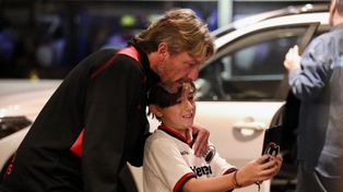 Gabriel Heinze junto a un pequeño leproso a la llegada del plantel al hotel en Brasil.
