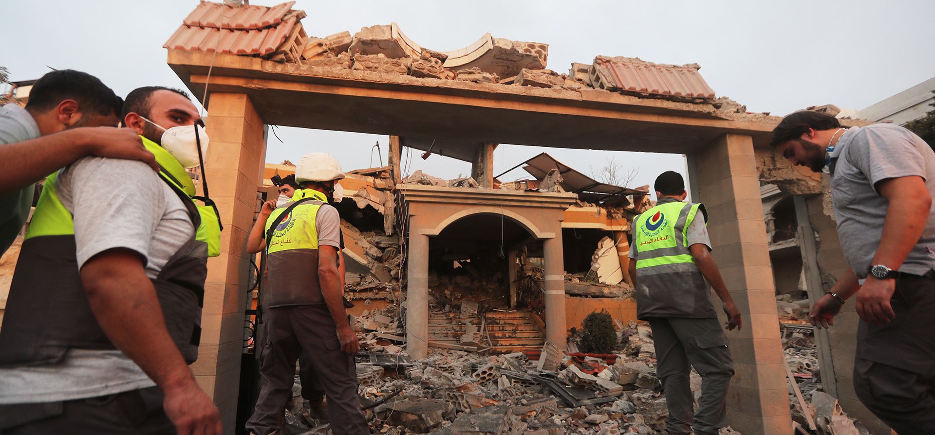 Miembros de la Defensa Civil inspeccionan los escombros de un edificio destruido por un ataque aéreo israelí en la aldea de Teir Debba, al sur del Líbano, el jueves 6 de noviembre de 2025. (Foto AP/Mohammad Zaatari) Miembros de la Defensa Civil inspeccionan los escombros de un edificio destruido por un ataque aéreo israelí en la aldea de Teir Debba, al sur del Líbano, el jueves 6 de noviembre de 2025. (Foto AP/Mohammad Zaatari)