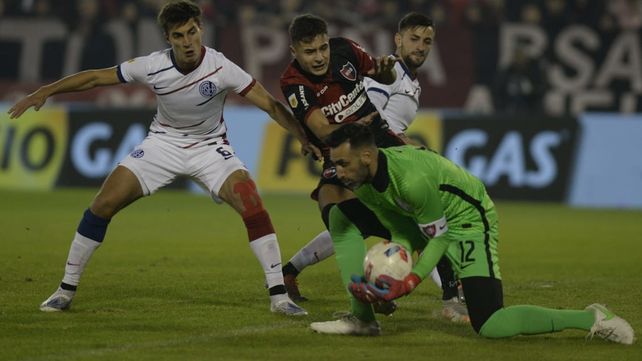 Newells y San Lorenzo, pálido empate con el VAR de protagonista