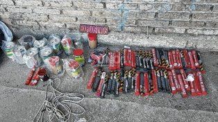En la previa del Clásico Santafesino, la policía secuestró gran cantidad de pirotecnia en la tribuna sur de Colón.