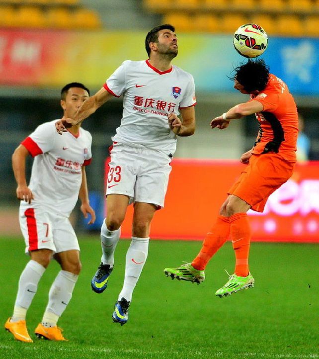 Emmanuel Gigliotti tendría más complicada que nunca su salida por seis meses de su club en China.