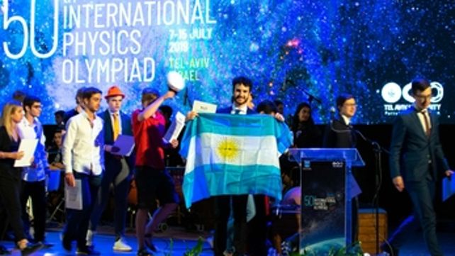 Premiado. Juan Recoaro mostró la bandera argentina en Tel Aviv.