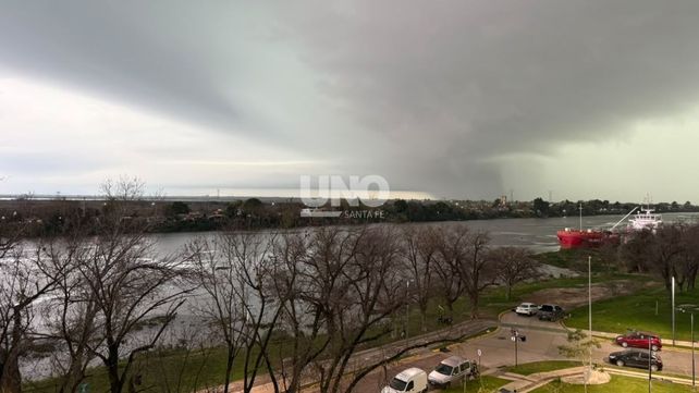 Se hizo de noche en la ciudad y llegaron las tormentas anunciadas: lluvia torrencial