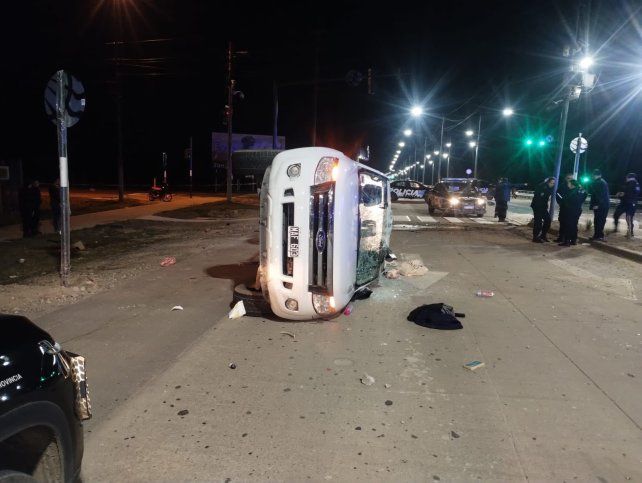 Los detenidos volcaron con una Ford Ranger luego del robo.