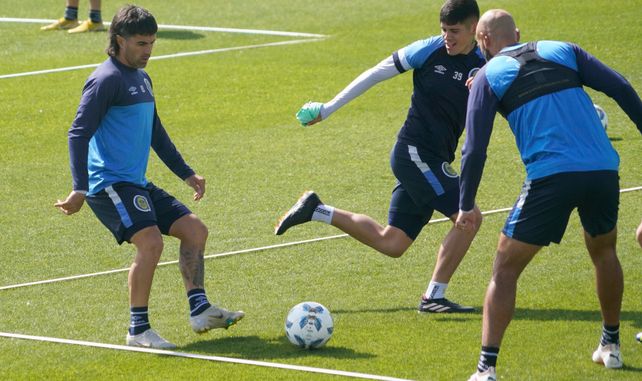 El plantel canalla durmió en el hotel del predio de Arroyo Seco y se entrenó por la mañana.