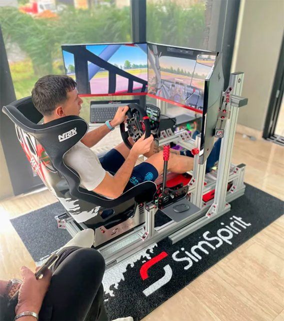 Listo para correr. Dibu Martínez es apasionado de las carreras e instaló un simulador en su casa.