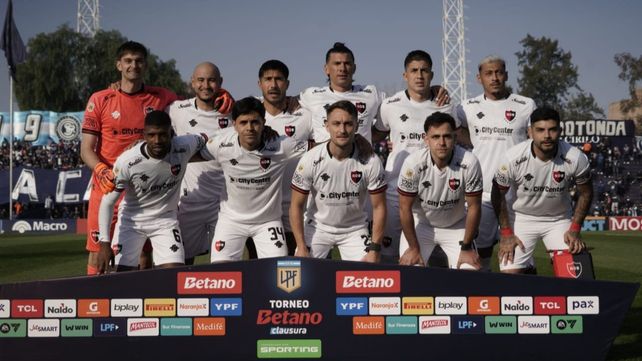 El once de Newells en la cancha de Independiente Rivadavia