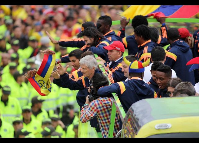 Pekerman y la selección de Colombia fueron recibidos como héroes