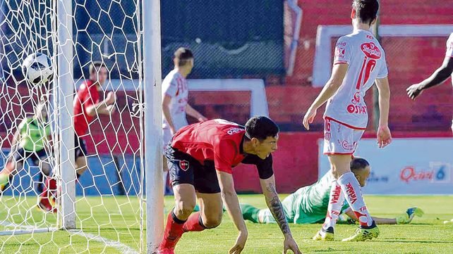 Primer grito. El delantero ya empujó la pelota al fondo del arco y comienza a festejar el tanto del descuento contra Unión por Copa Santa Fe. El juvenil sacó un aprobado.