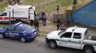 Policías, gendarmes y personal médico trabajando en uno de los tantos crímenes de 2022 en la ciudad.