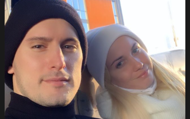La imagen de Bonato y su pareja escapando tras de la invasión de Rusia.