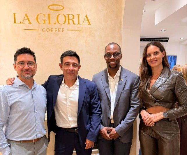 Juvenal Rodríguez y Yoana Don junto a representantes de Aroma & Co