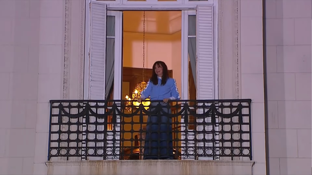Cristina Kirchner sali&oacute; al balc&oacute;n a saludar a la militancia que se moviliz&oacute; desde parque Lezama.