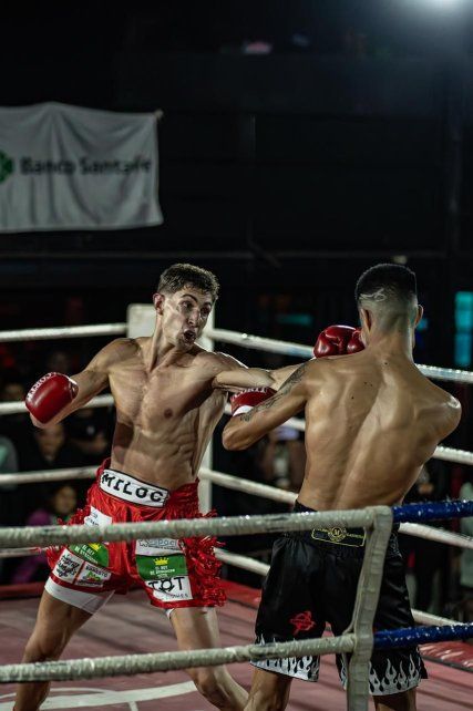 En una de las peleas del festival de boxeo