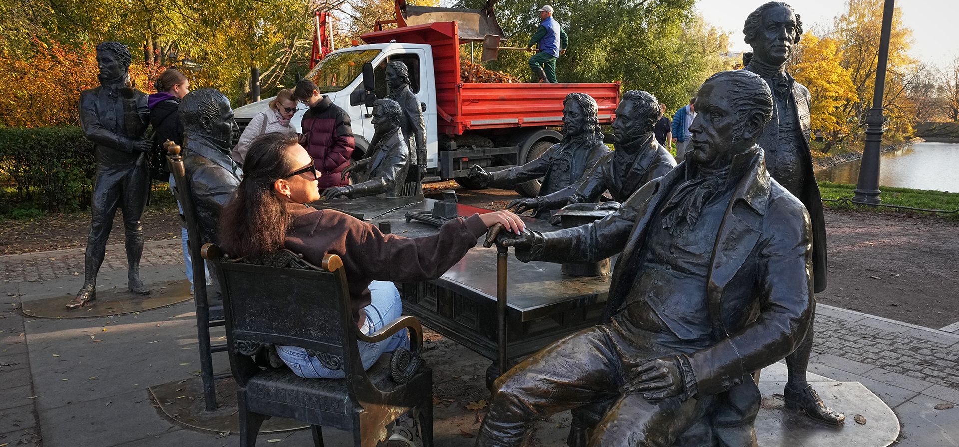 Una mujer se sienta entre esculturas de los arquitectos que dieron forma a San Petersburgo en los siglos XVIII y XIX —en su mayoría italianos y franceses—, instaladas en un parque de San Petersburgo, Rusia, el jueves 22 de octubre de 2026. (Foto AP/Dmitri Lovetsky)