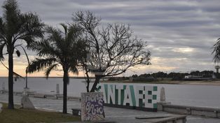 Un arranque de miércoles gris y con niebla en la ciudad de Santa Fe