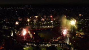 La zona del Parque se iluminó con los fuegos artificiales lanzados tras el inicio del cumpleaños 120. (imagen de video)