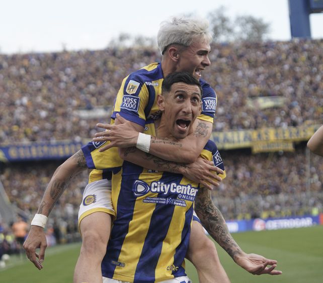 Santi López celebra junto a Di María el gol de Fideo ante Boca. El juvenil es alternativa si Duarte no llega en condiciones.