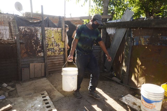 Los vecinos cargan los baldes varias cuadras.