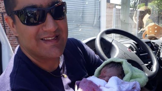 Una beba nació en la banquina de la autopista a Buenos Aires