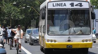 Debuta el carril exclusivo de Rivadavia y los autos no podrán doblar a la derecha