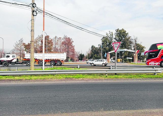 Riesgo. La ruta es muy transitada. Muchos deben usarla obligatoriamente para ir de un lugar a otro de Ibarlucea.