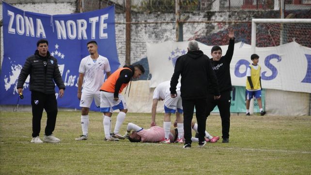 El arquero Olivera de Argentino se arrimó al alambrado al empezar los incidentes y recibió un impacto. Debió ser atendido.