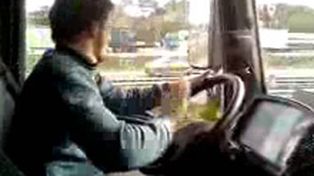 Esc&aacute;ndalo por el video de un camionero que baila mientras maneja por las rutas