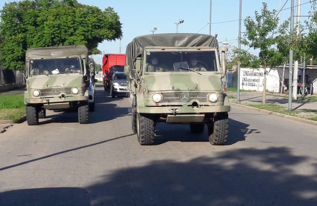 Los camiones unimog del Ejército Argentino ingresando con bolsones de alimentos y limpieza a los barrios&nbsp;del cordón oeste santafesino.